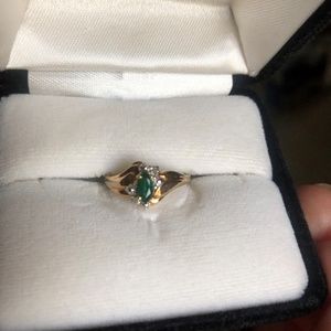 14 kt YELLOW GOLD & EMERALD RING SIZE 6.5